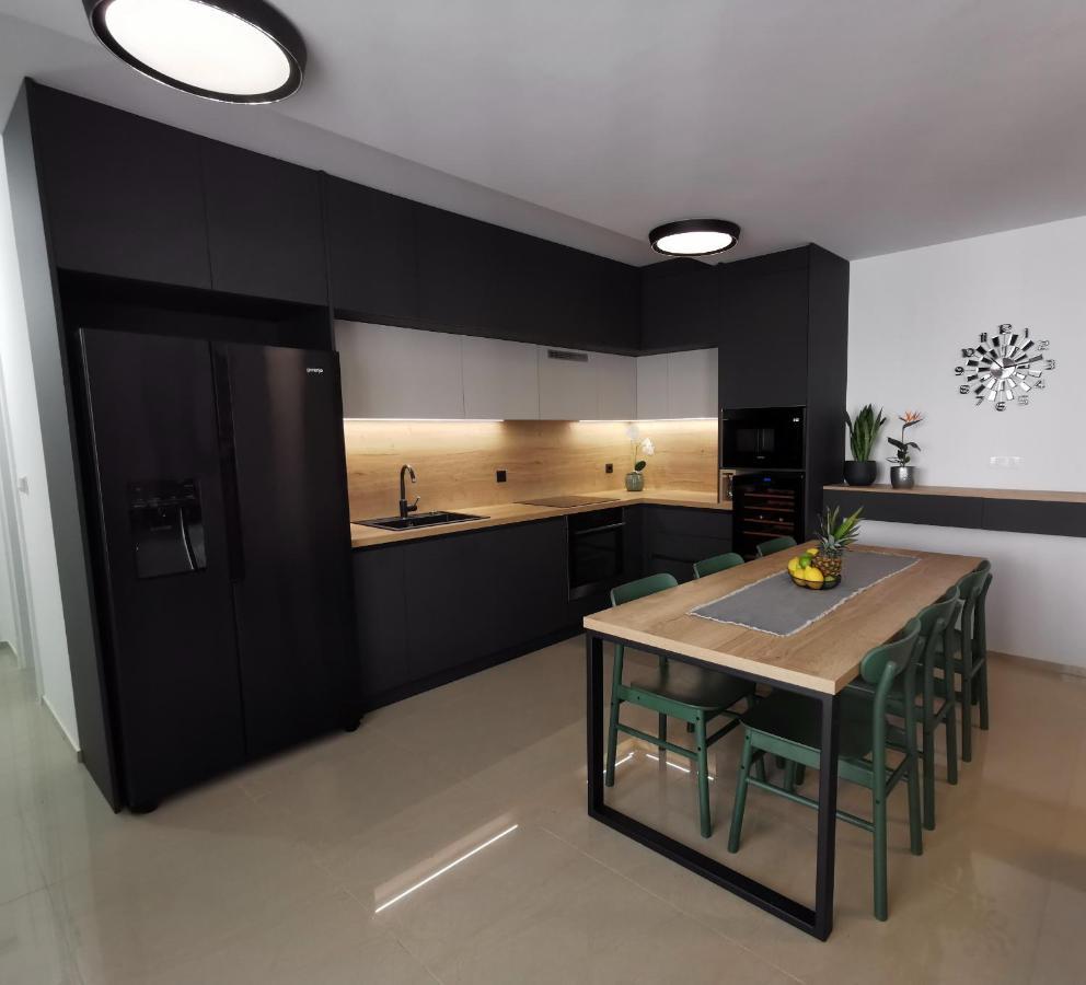 Black Pearl - Luxury Seaside App With Pool & Bbq, Istra Banjole Exterior foto